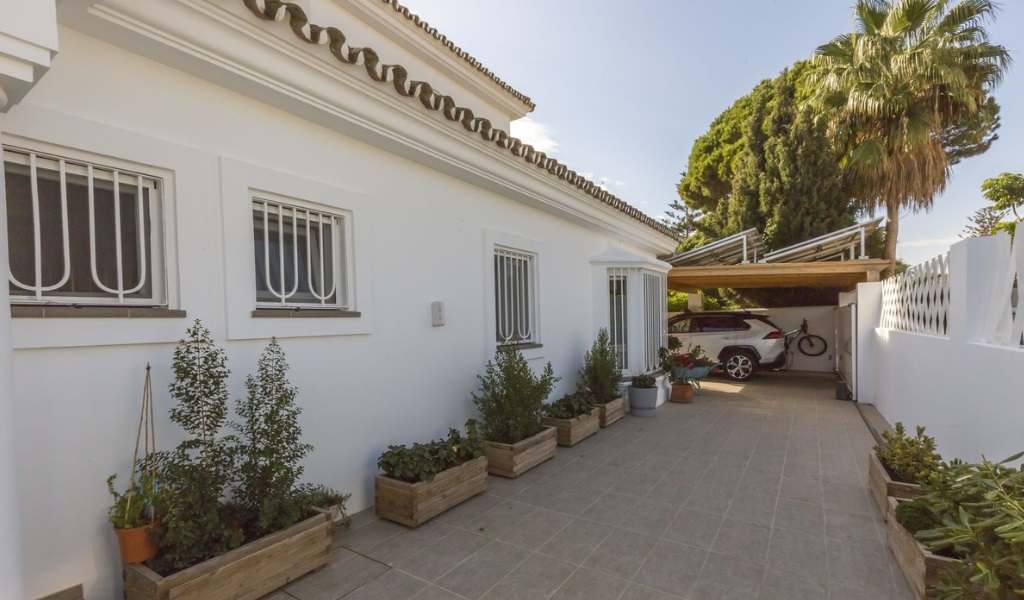 Magnifica villa i Guadalmina med utsikt över golfcampen!