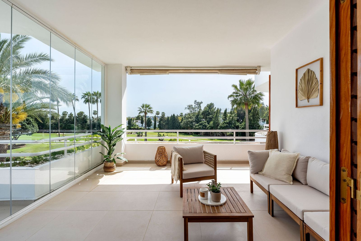 Vistas al Golf y Encanto Andaluz: Apartamento Reformado de 3 Dormitorios en Primera Línea de Los Naranjos Golf