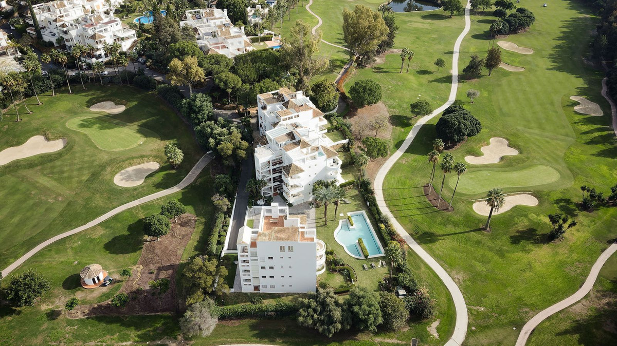Vistas al Golf y Encanto Andaluz: Apartamento Reformado de 3 Dormitorios en Primera Línea de Los Naranjos Golf