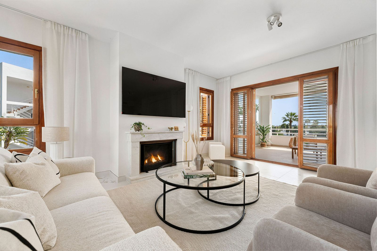 Vistas al Golf y Encanto Andaluz: Apartamento Reformado de 3 Dormitorios en Primera Línea de Los Naranjos Golf