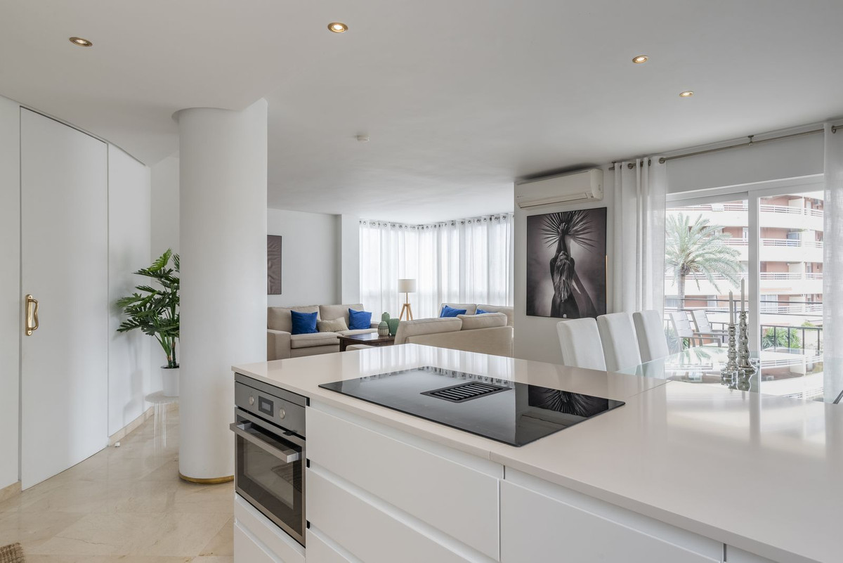 Exclusivo Piso Moderno con Vistas al Mar en el Centro de Marbella y Licencia Turística