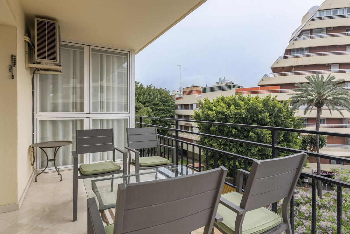 Exclusivo Piso Moderno con Vistas al Mar en el Centro de Marbella y Licencia Turística