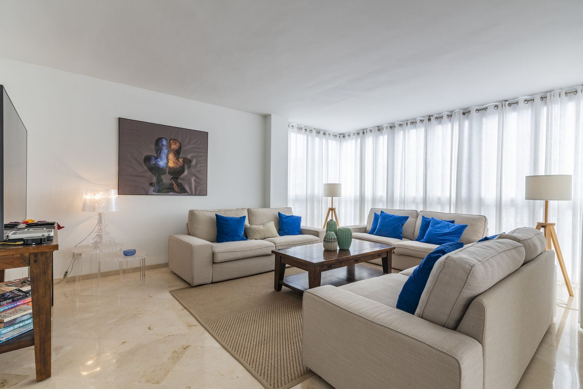 Exclusivo Piso Moderno con Vistas al Mar en el Centro de Marbella y Licencia Turística