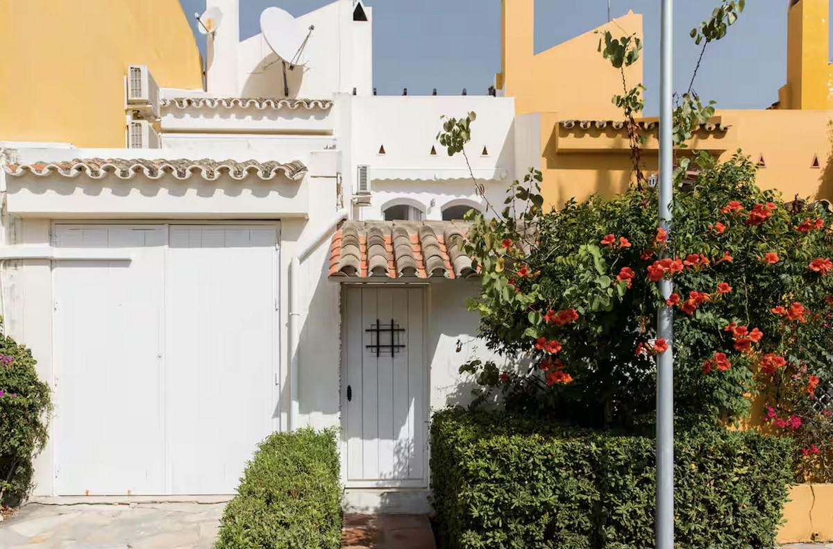 Adosado Reformado con Azotea Privada, Jacuzzi y Alta Rentabilidad cerca de Puerto Banús