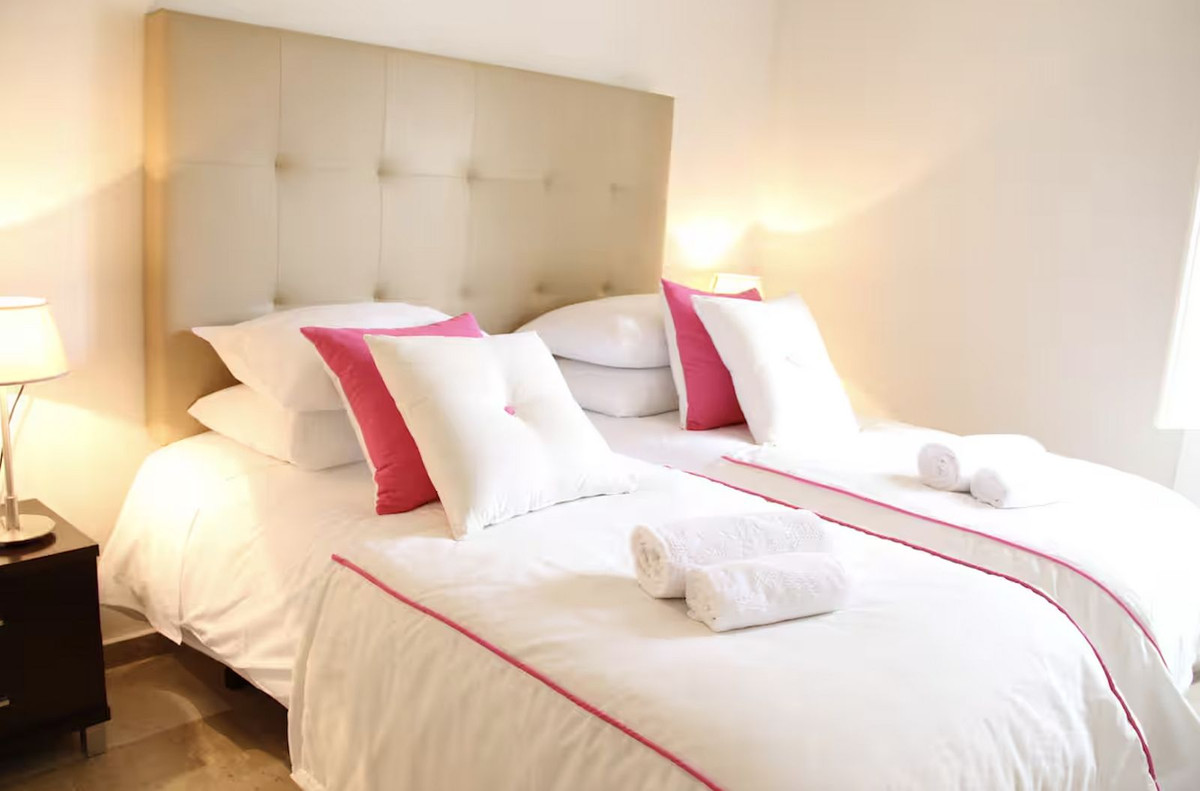 Adosado Reformado con Azotea Privada, Jacuzzi y Alta Rentabilidad cerca de Puerto Banús