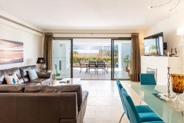 Viva el Lujo Mediterráneo en Planta Baja con Jardín Priv...