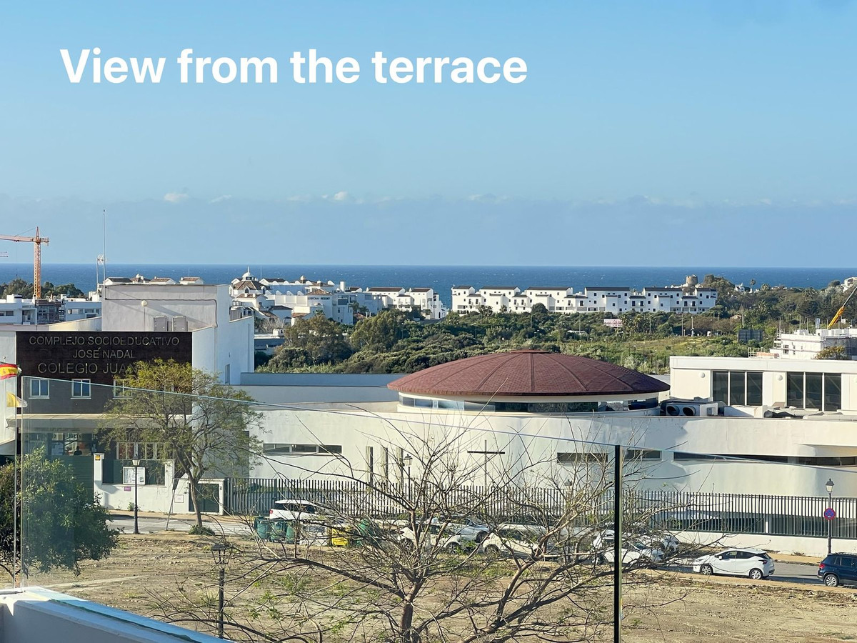 Ático Dúplex de Lujo con Vistas Panorámicas en Estepona: Espacio, Diseño y Confort en Perfecta Armonía
