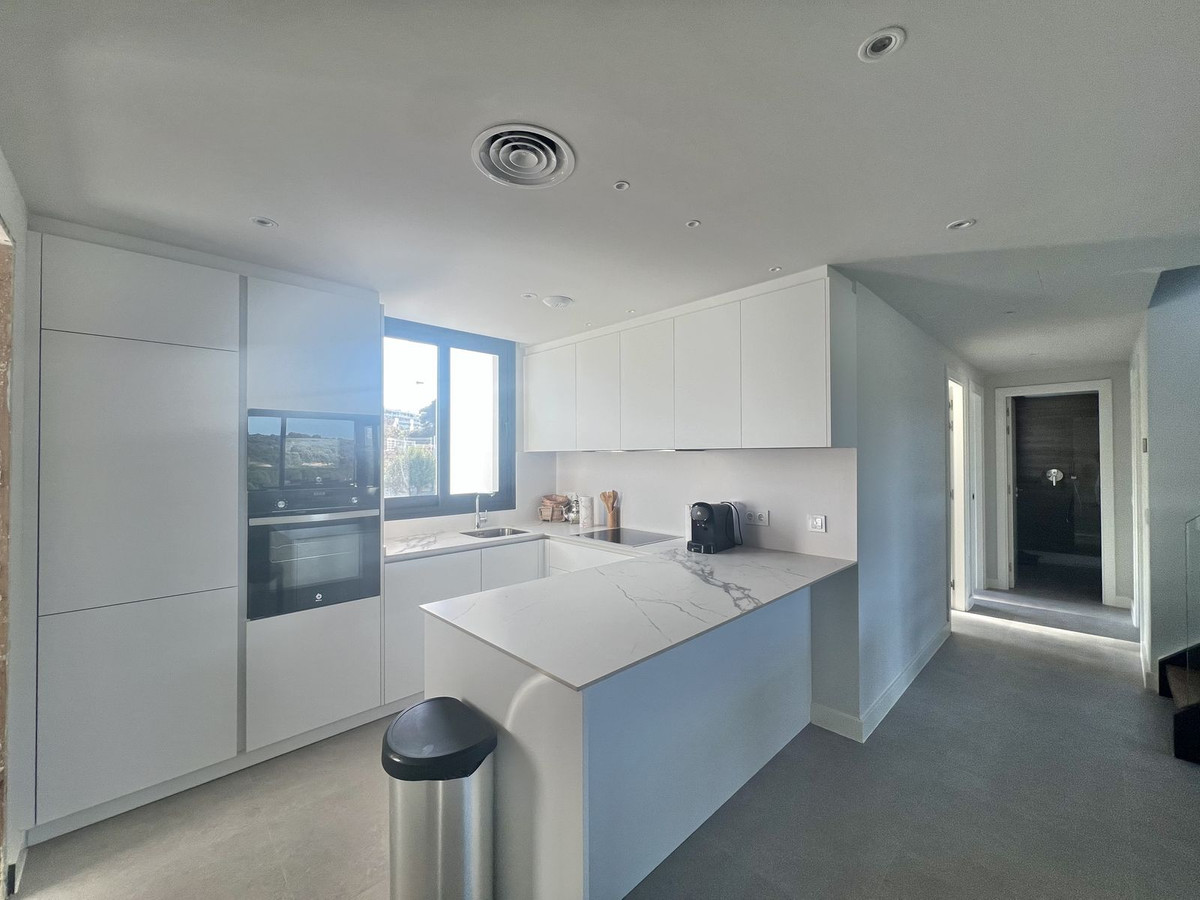 Ático Dúplex de Lujo con Vistas Panorámicas en Estepona: Espacio, Diseño y Confort en Perfecta Armonía