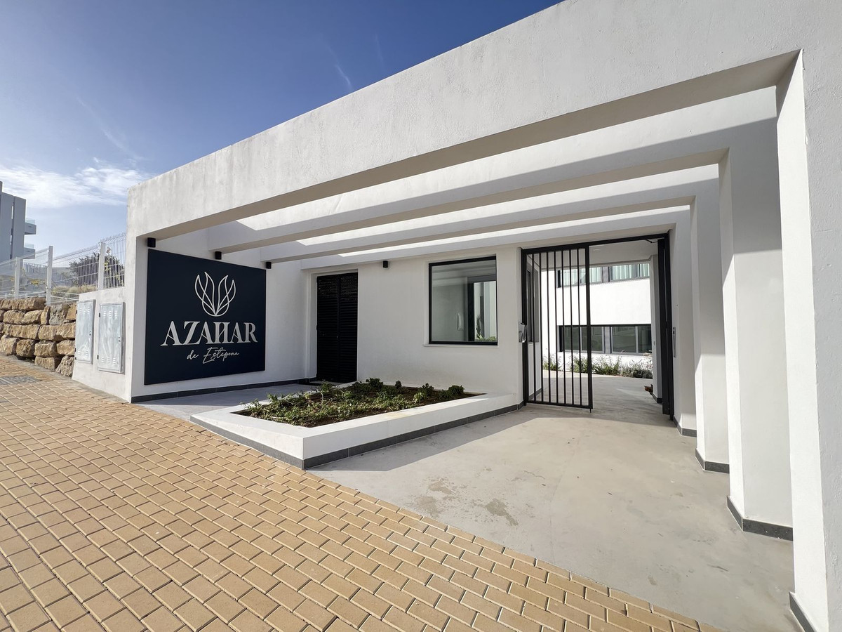 Ático Dúplex de Lujo con Vistas Panorámicas en Estepona: Espacio, Diseño y Confort en Perfecta Armonía