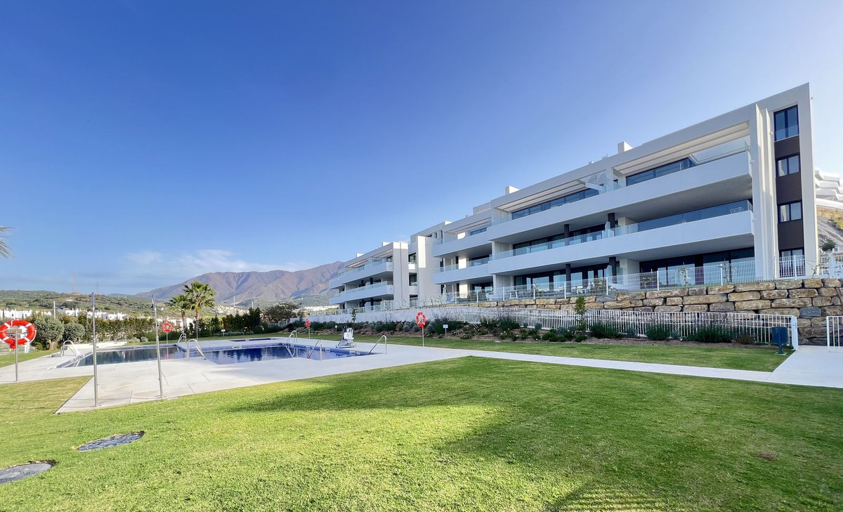 Ático Dúplex de Lujo con Vistas Panorámicas en Estepona: Espacio, Diseño y Confort en Perfecta Armonía