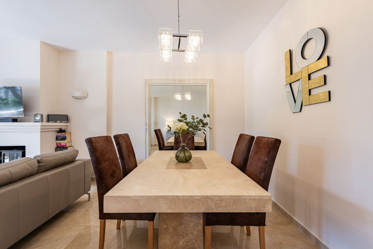 Élégance Rénovée à El Presidente – Appartement Lumineux avec Terrasse et Vue sur la Piscine
