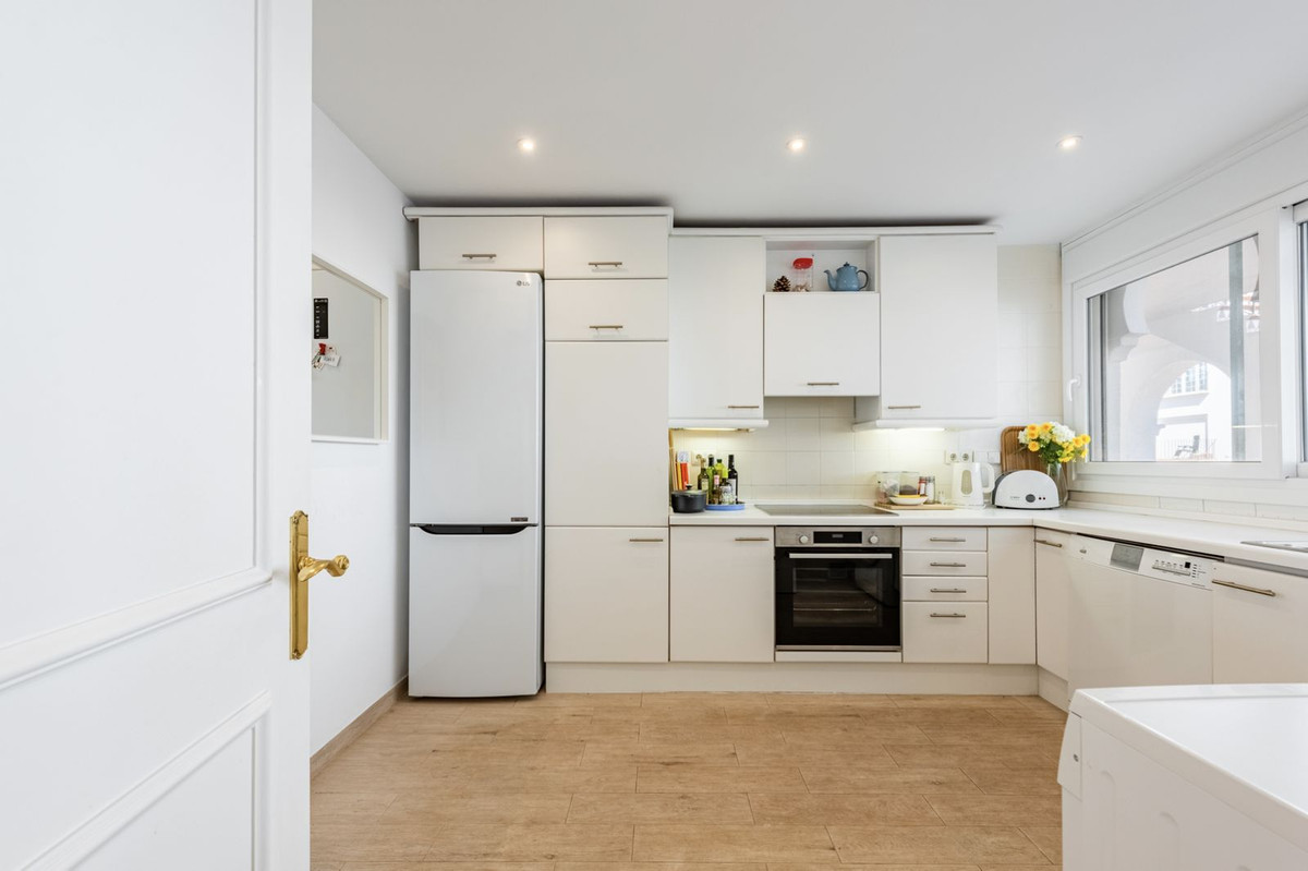 Élégance Rénovée à El Presidente – Appartement Lumineux avec Terrasse et Vue sur la Piscine