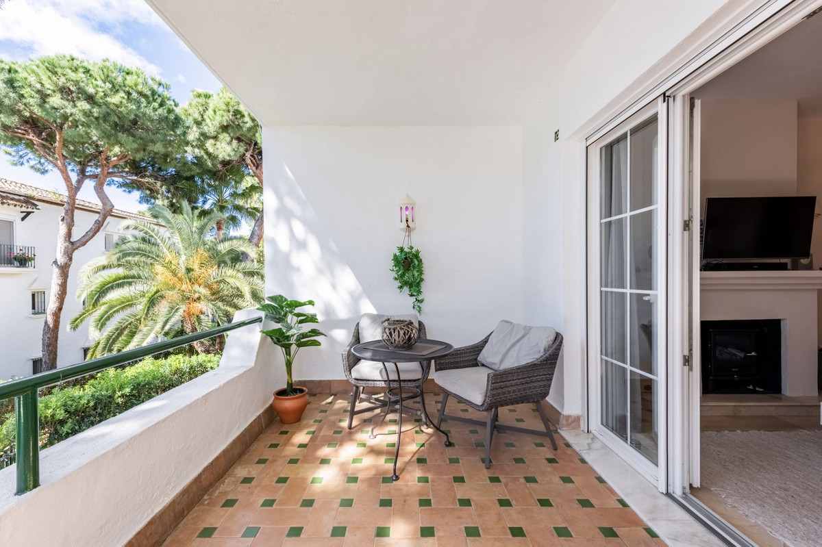 Élégance Rénovée à El Presidente – Appartement Lumineux avec Terrasse et Vue sur la Piscine