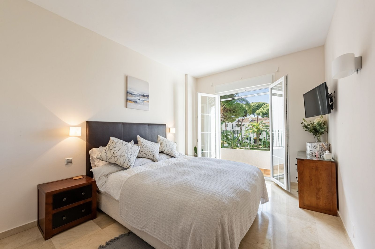 Élégance Rénovée à El Presidente – Appartement Lumineux avec Terrasse et Vue sur la Piscine