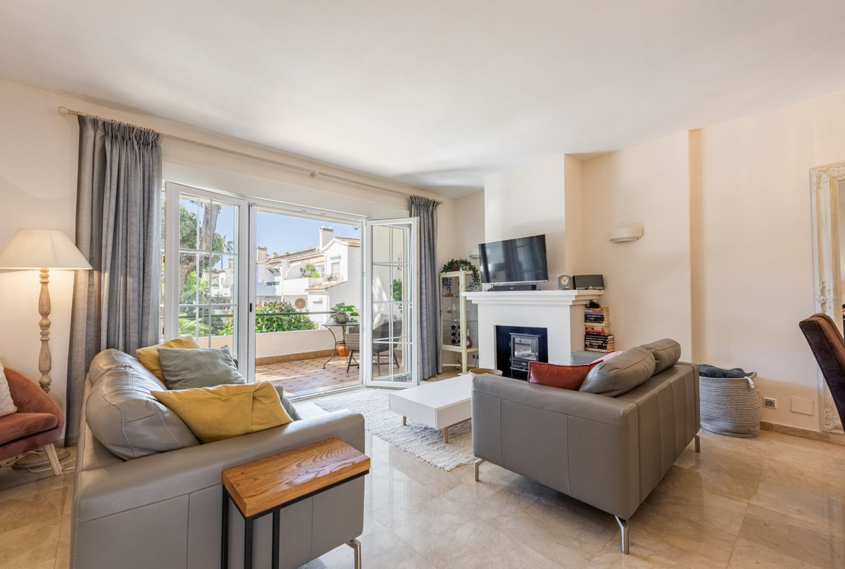 Élégance Rénovée à El Presidente – Appartement Lumineux avec Terrasse et Vue sur la Piscine