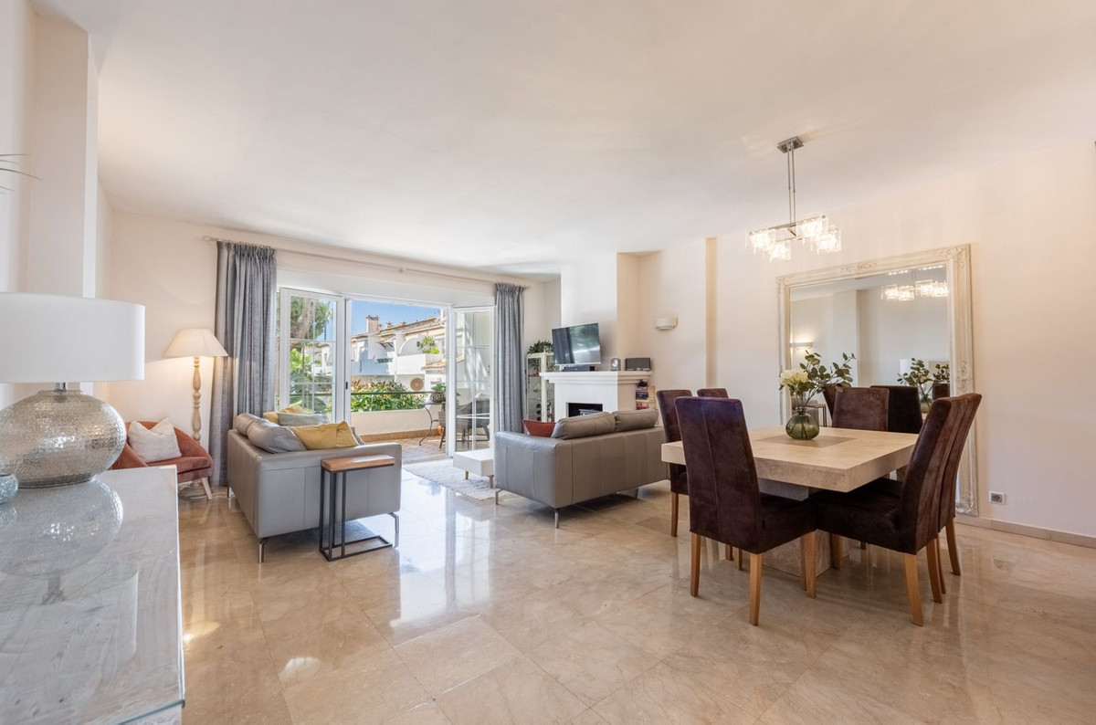Élégance Rénovée à El Presidente – Appartement Lumineux avec Terrasse et Vue sur la Piscine