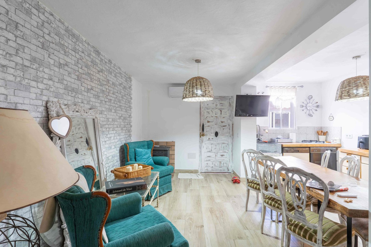 Amplia Adosada con Piscina Privada en el Centro de Estepona – Ideal para Familia o Inversión