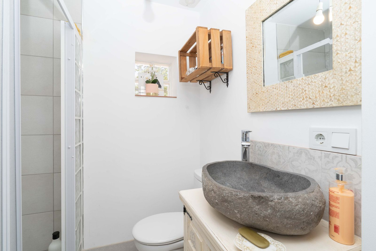 Amplia Adosada con Piscina Privada en el Centro de Estepona – Ideal para Familia o Inversión