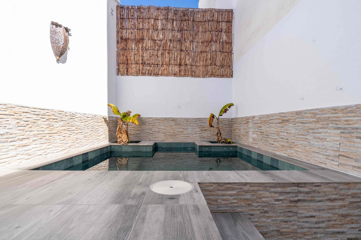Amplia Adosada con Piscina Privada en el Centro de Estepona – Ideal para Familia o Inversión