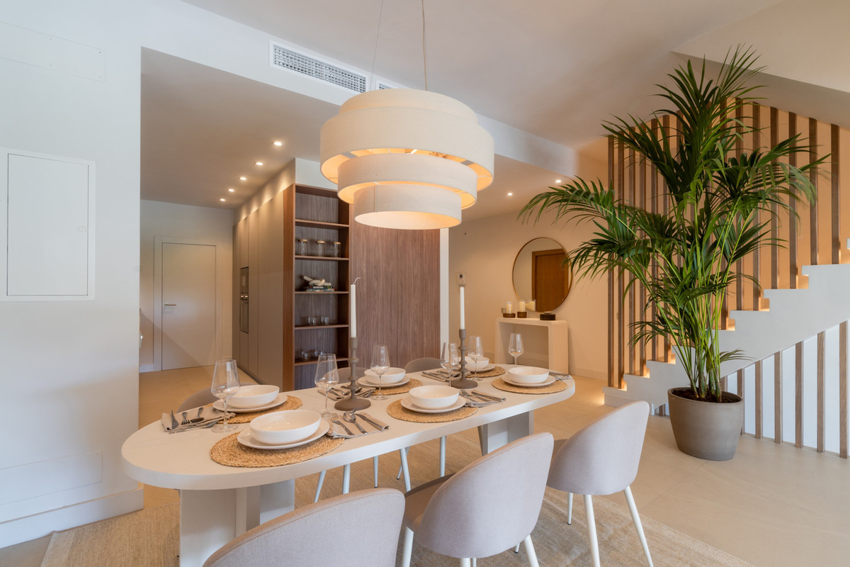 Maison de Ville de Luxe avec Spa Privé, Toit-Terrasse & Vue Mer – Nueva Andalucía