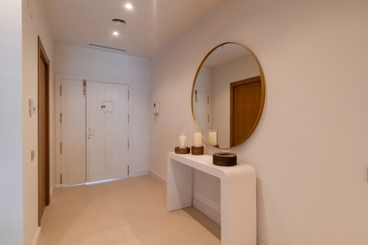Maison de Ville de Luxe avec Spa Privé, Toit-Terrasse & Vue Mer – Nueva Andalucía