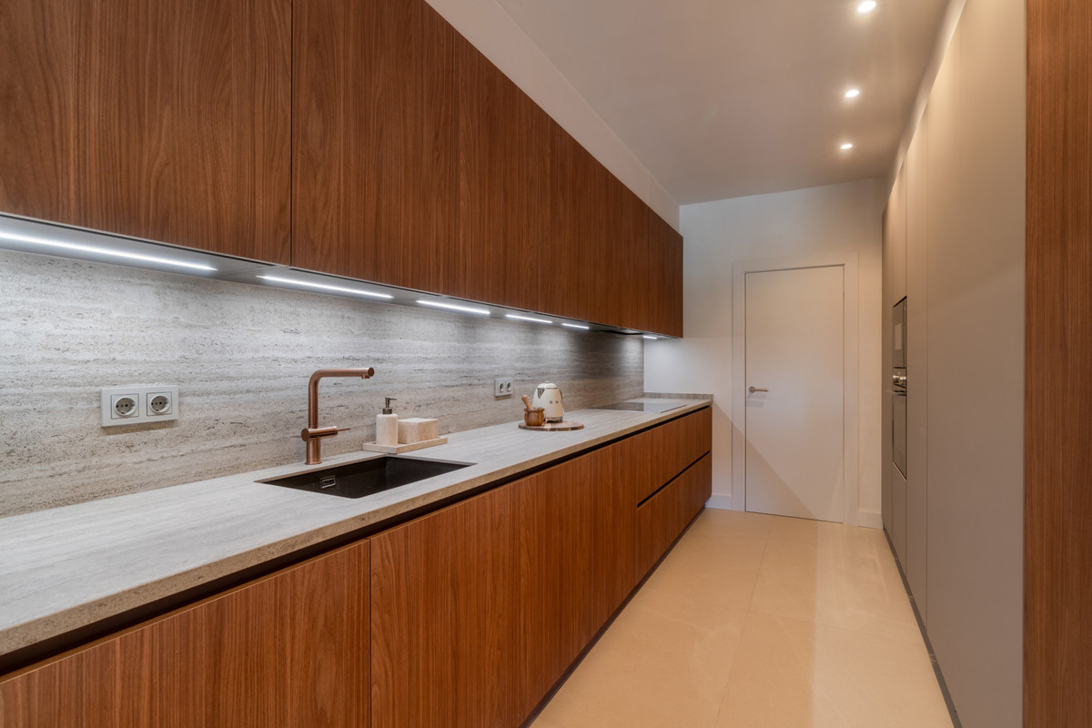 Maison de Ville de Luxe avec Spa Privé, Toit-Terrasse & Vue Mer – Nueva Andalucía