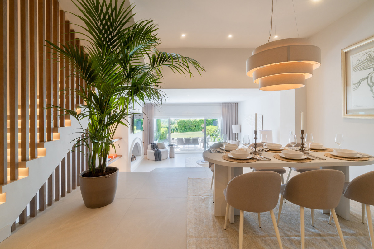 Maison de Ville de Luxe avec Spa Privé, Toit-Terrasse & Vue Mer – Nueva Andalucía