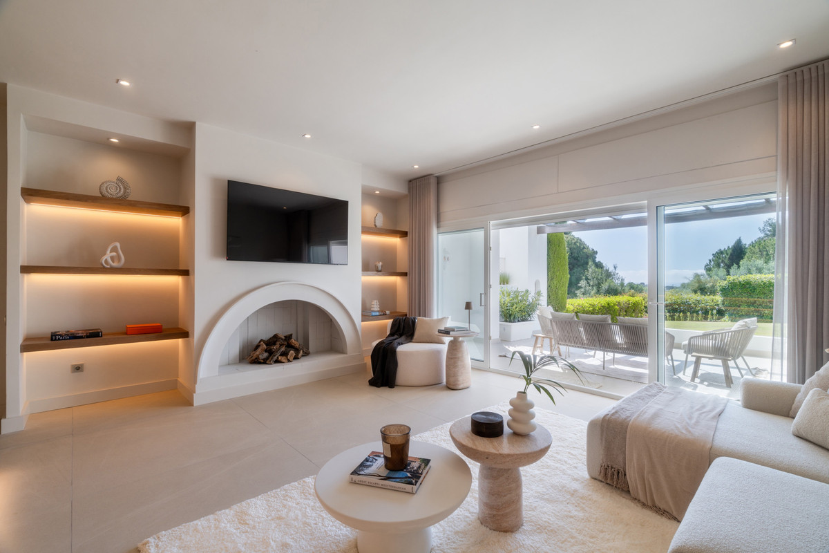 Maison de Ville de Luxe avec Spa Privé, Toit-Terrasse & Vue Mer – Nueva Andalucía