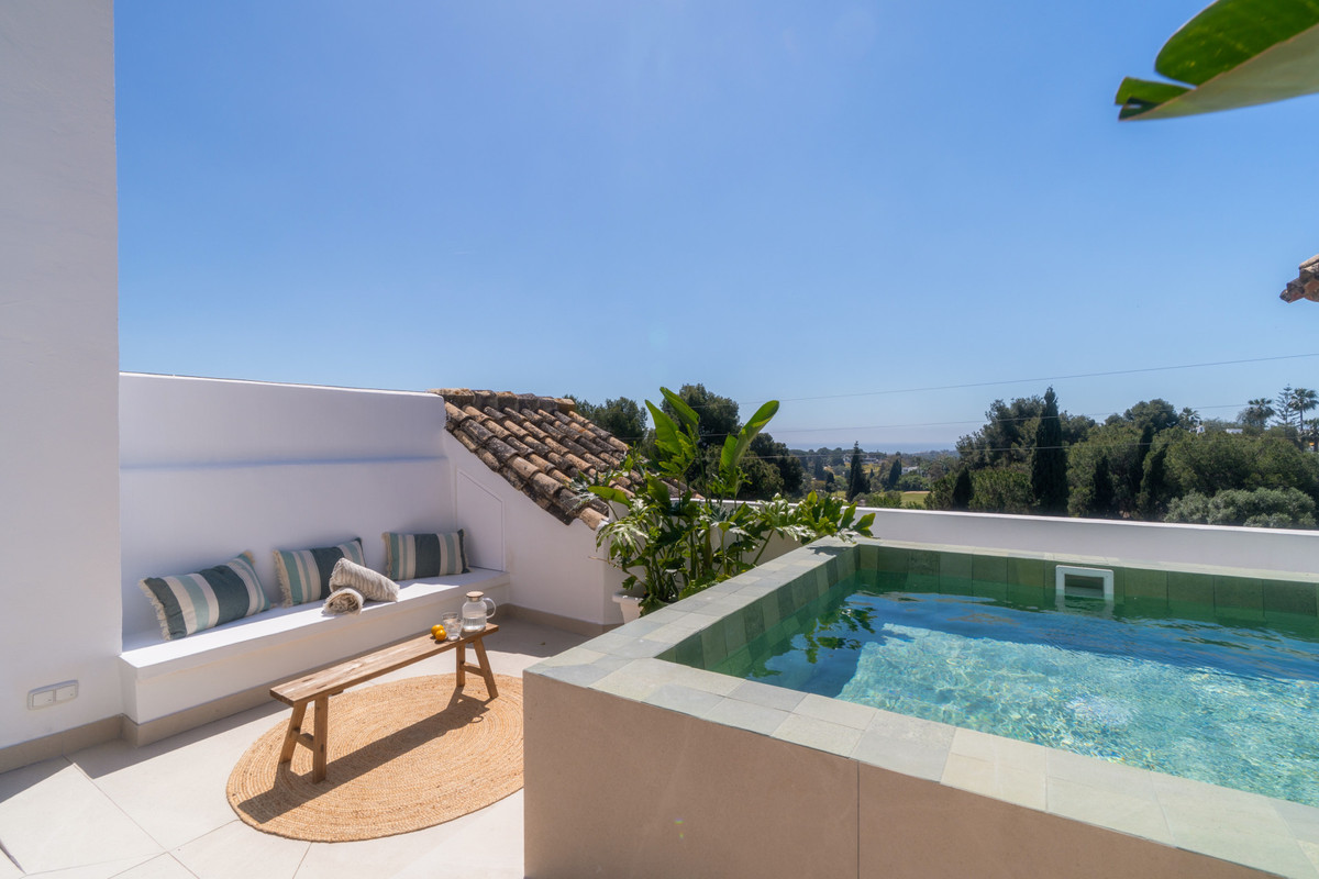 Maison de Ville de Luxe avec Spa Privé, Toit-Terrasse & Vue Mer – Nueva Andalucía