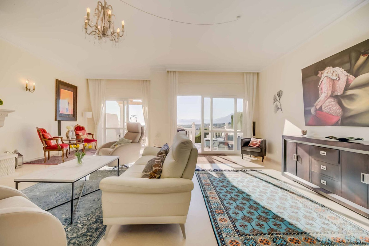Casa Adosada con Encanto, Vistas al Mar y Jardín Privado – Artola, Marbella