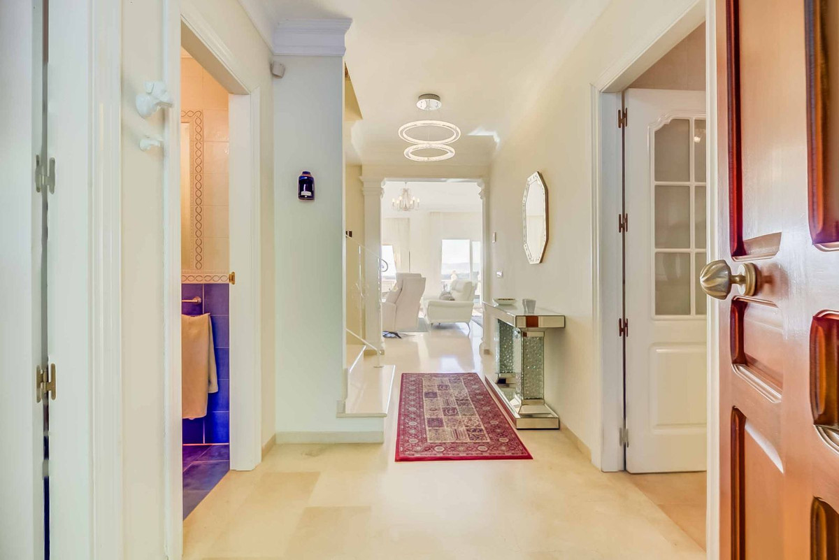 Casa Adosada con Encanto, Vistas al Mar y Jardín Privado – Artola, Marbella