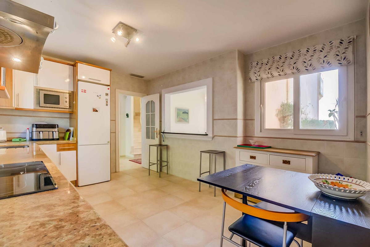 Casa Adosada con Encanto, Vistas al Mar y Jardín Privado – Artola, Marbella