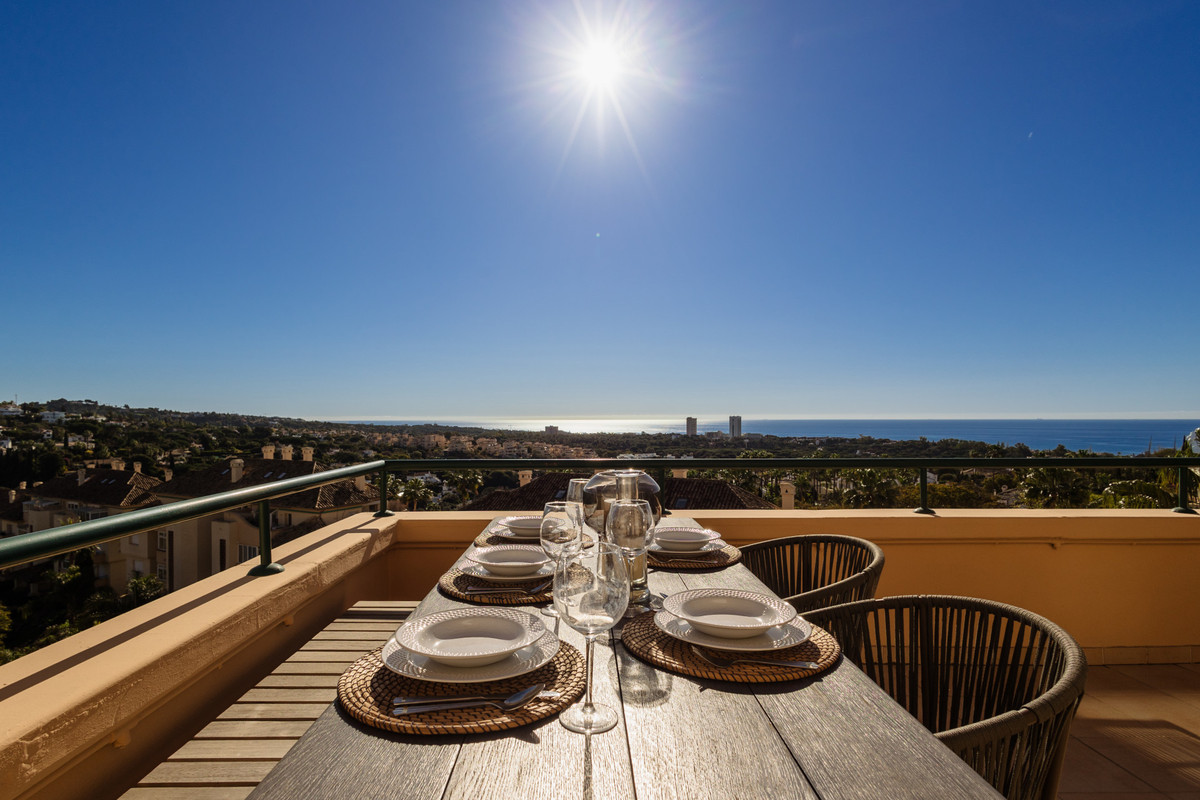 ¡Apartamento de Venta Sin Amueblar en Elviria Hills – Marbella Este