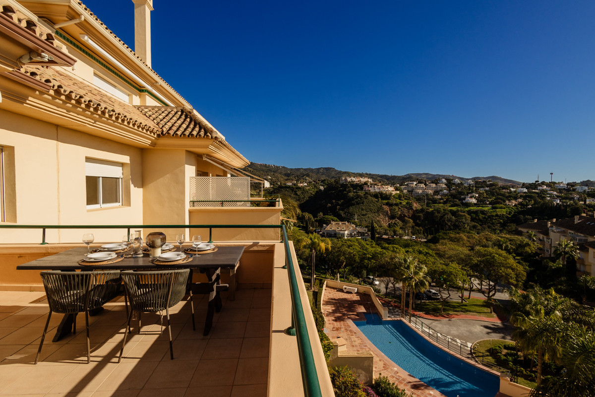 ¡Apartamento de Venta Sin Amueblar en Elviria Hills – Marbella Este