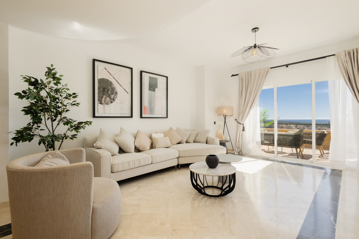 ¡Apartamento de Venta Sin Amueblar en Elviria Hills – Marbella Este