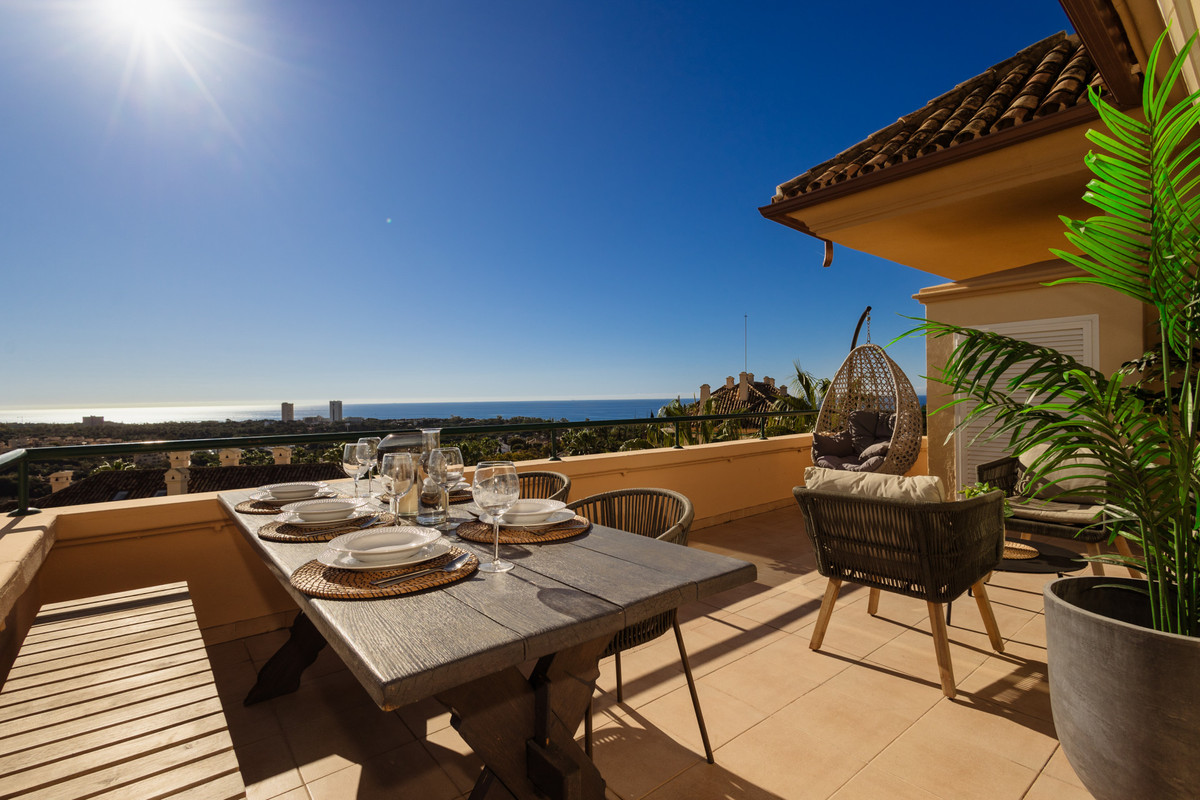 ¡Apartamento de Venta Sin Amueblar en Elviria Hills – Marbella Este