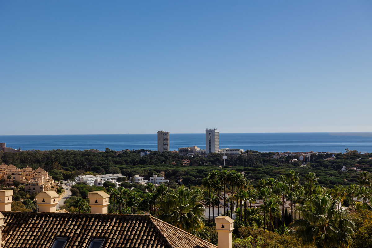 ¡Apartamento de Venta Sin Amueblar en Elviria Hills – Marbella Este