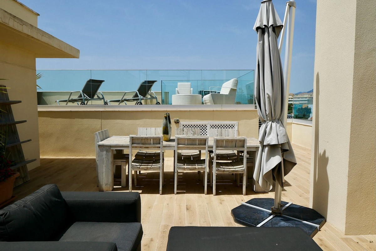 Ático de Ensueño en Primera Línea de Playa con Piscina Privada
