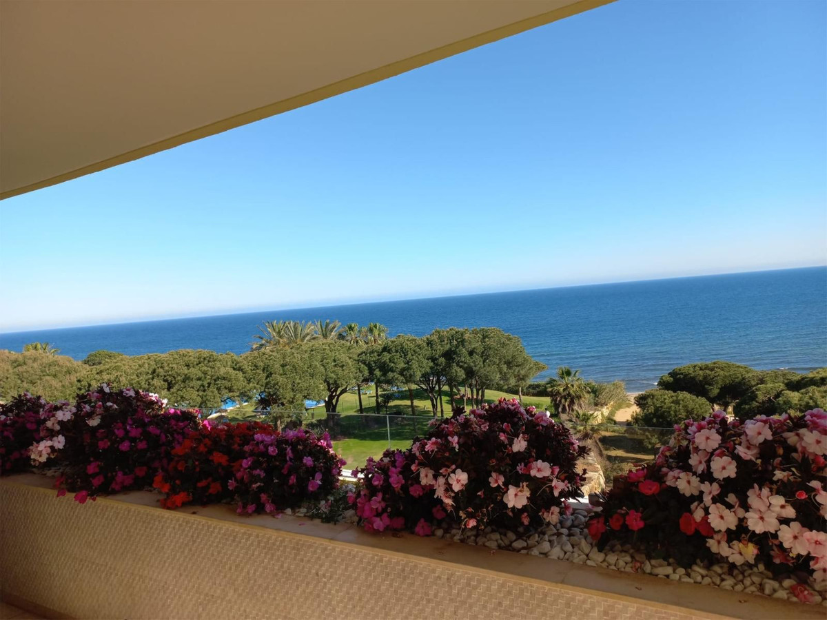 Ático de Ensueño en Primera Línea de Playa con Piscina Privada