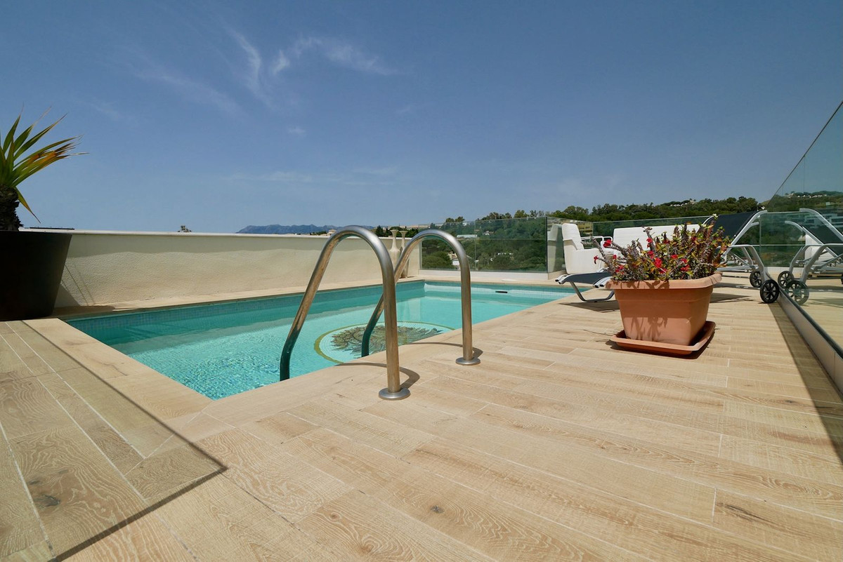 Ático de Ensueño en Primera Línea de Playa con Piscina Privada