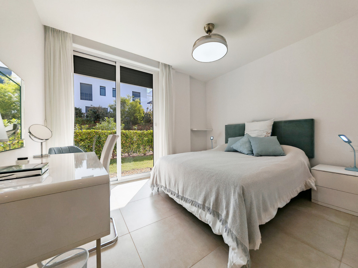 Lujo, confort y privacidad en Mijas Costa: Planta baja con jardín, spa y servicios premium