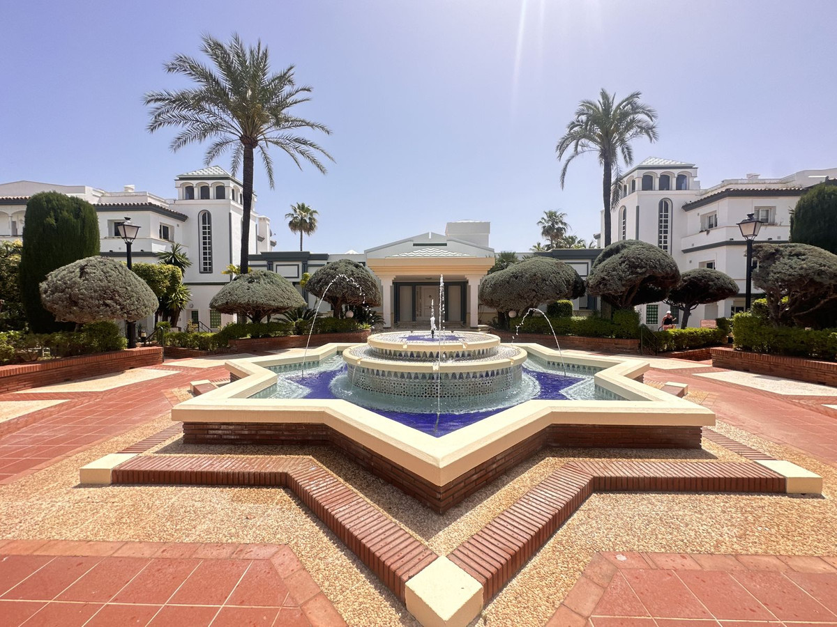 Casa adosada llave en mano en primera línea de playa en Estepona – Estilo, comodidad y ubicación ideal