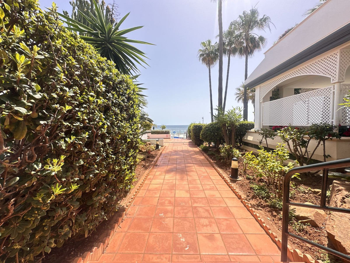 Casa adosada llave en mano en primera línea de playa en Estepona – Estilo, comodidad y ubicación ideal