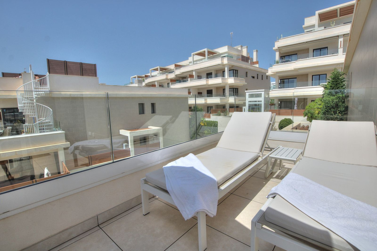 Ático de esquina con potencial de solárium en La Cala de Mijas – ¡Ubicación privilegiada junto a la playa!