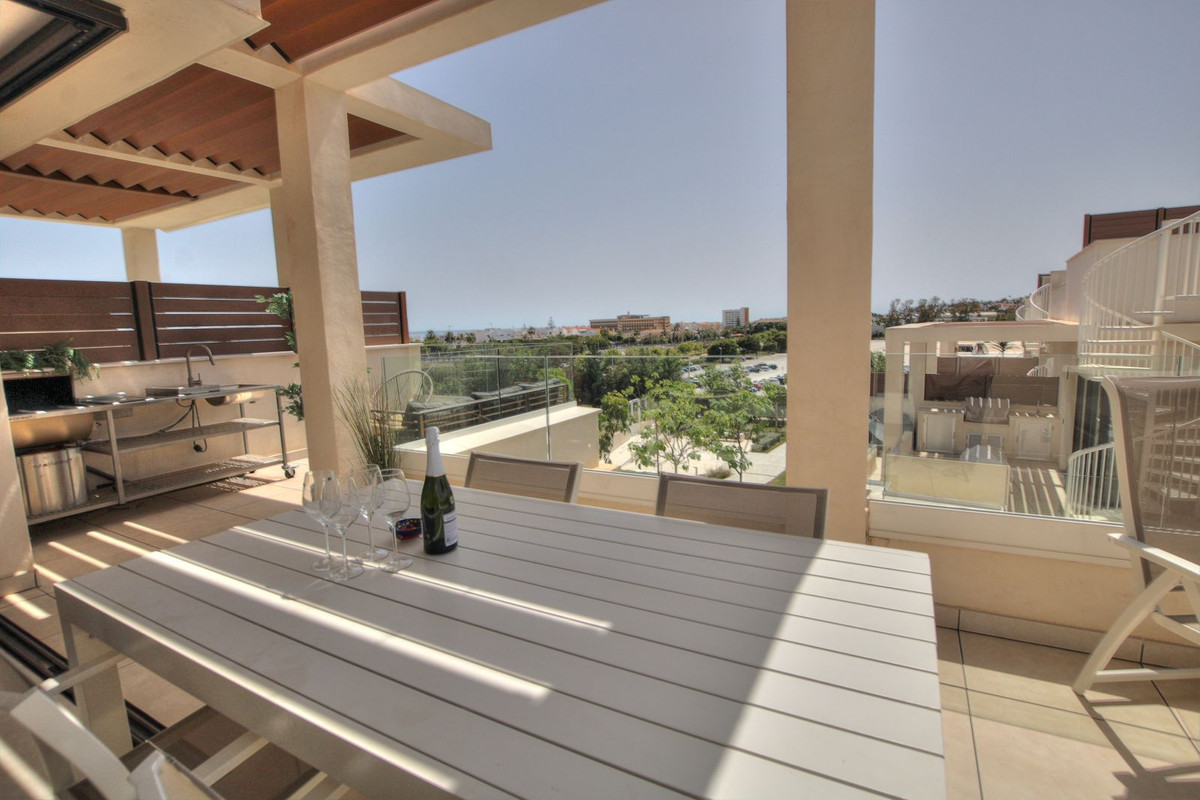 Ático de esquina con potencial de solárium en La Cala de Mijas – ¡Ubicación privilegiada junto a la playa!