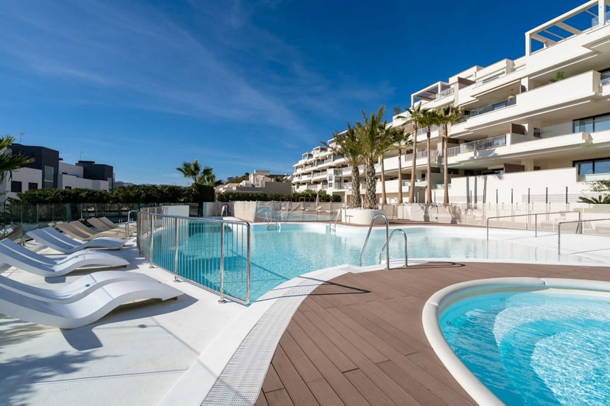 Ático de esquina con potencial de solárium en La Cala de Mijas – ¡Ubicación privilegiada junto a la playa!