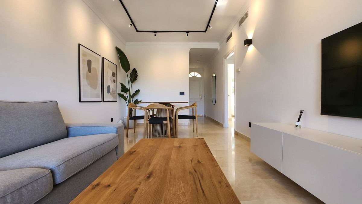 Apartamento reformado con terraza amplia en Nueva Andalucía – Cerca del mar, golf y servicios