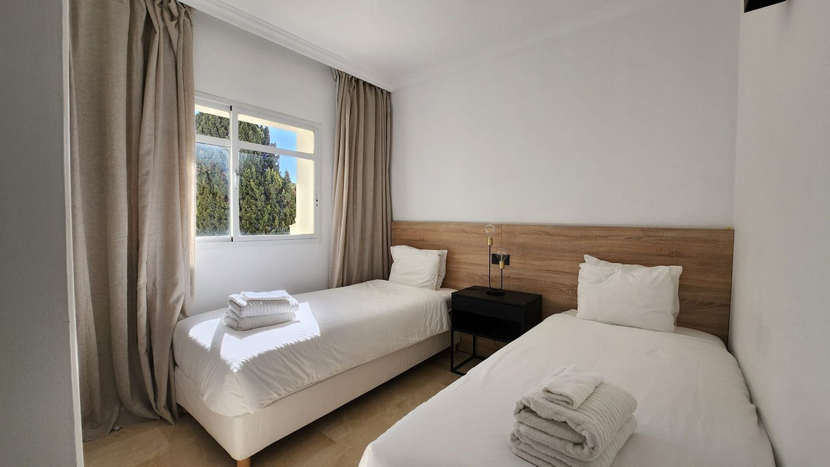 Apartamento reformado con terraza amplia en Nueva Andalucía – Cerca del mar, golf y servicios