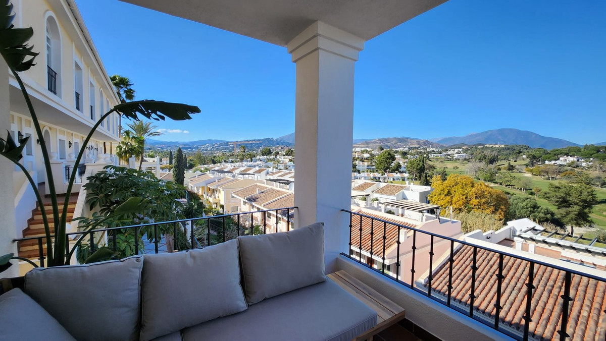 Apartamento reformado con terraza amplia en Nueva Andalucía – Cerca del mar, golf y servicios