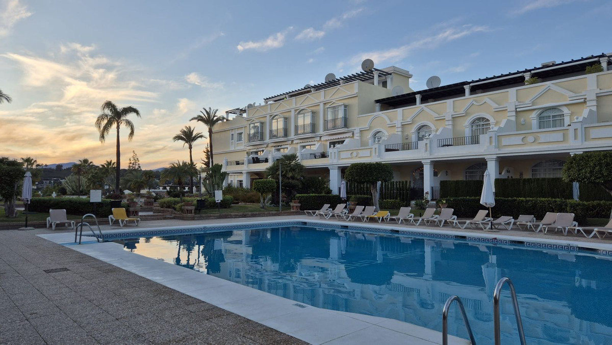 Apartamento reformado con terraza amplia en Nueva Andalucía – Cerca del mar, golf y servicios